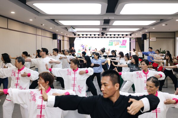 陪老人一起打“八段锦”强身健体