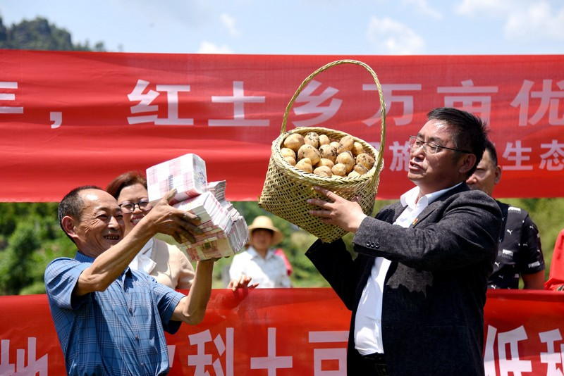 黄焕然：兴办企业带富乡亲